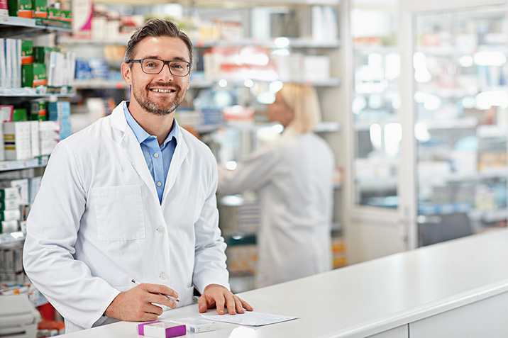 Ein Apotheker steht in seiner Apotheke