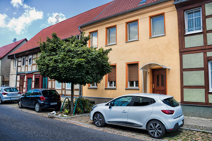 Doppelte Haushaltsführung: Stellplatzkosten fallen nicht unter die 1.000 Euro-Grenze